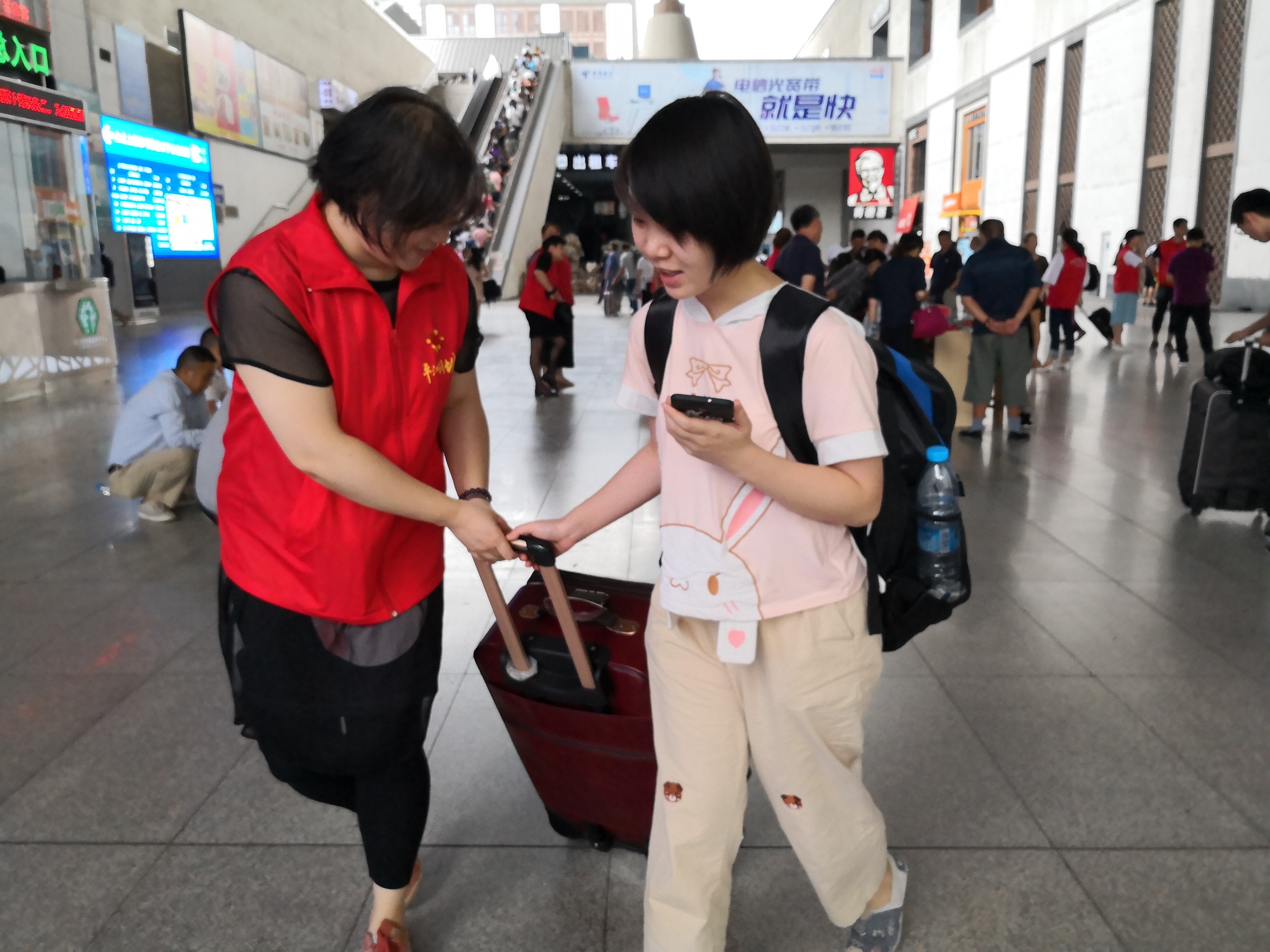 6ac47e5bfe861ba8a3feb28f0ffedcc4 东升国际官网党员提行李.JPG